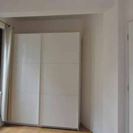 Center Gramophone With Private Parking